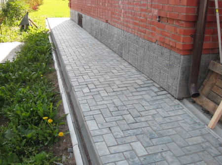 Утепление отмостки делается по правилам