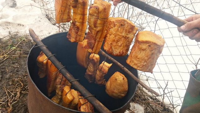 Много продуктов для копчения